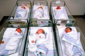 donna rapisce neonato