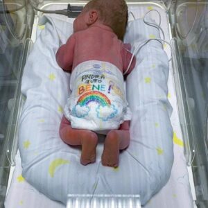 Coronavirus, l'immagine del neonato con il pannolino arcobaleno diventa virale