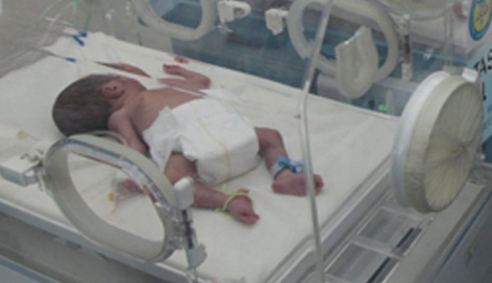 Bimbo dichiarato morto dopo la nascita sopravvive sei ore nella cella frigorifera dell'obitorio