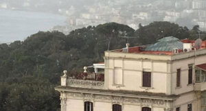 Nevica a Napoli, la città si è svegliata sotto i fiocchi bianchi