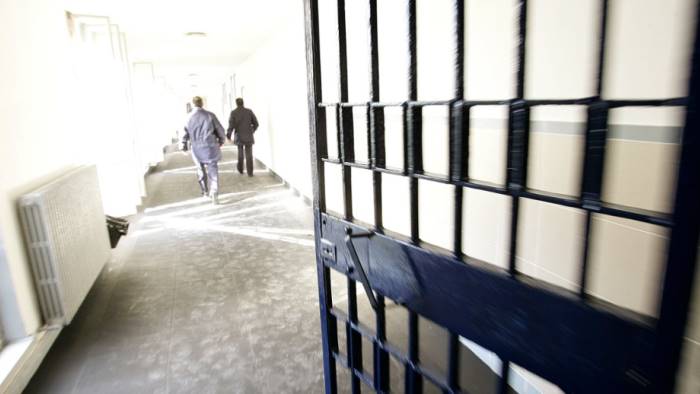 Rapina un'anziana la sera della vigilia. Arrestato, è deceduto in carcere