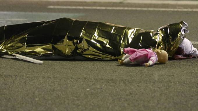 NIzza, attentato: aumenta il numero di vittime. Morto terroristaNIzza, attentato: aumenta il numero di vittime. Morto terrorista