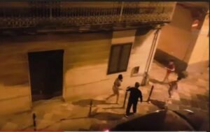 Non paga la prostituta e lei lo rincorre nuda durante la processione