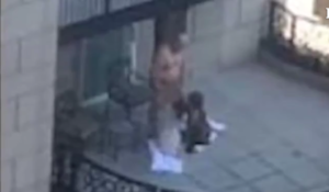 Non resistono alla passione e fanno sesso sul balcone dell'hotel
