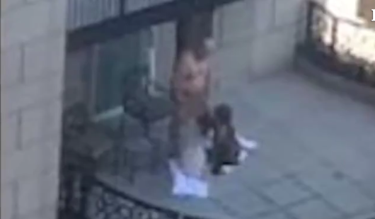 Non resistono alla passione e fanno sesso sul balcone dell'hotel