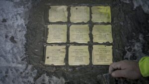 Napoli, esposte le 9 pietre d'inciampo per le vittime della Shoah