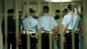 Rissa nel carcere di Avellino, detenuto accoltellato alla gola con un'arma rudimentale