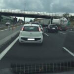 Odissea sulla Napoli-Roma: traffico in tilt da ore. Corsia d'emergenza presa d'assalto