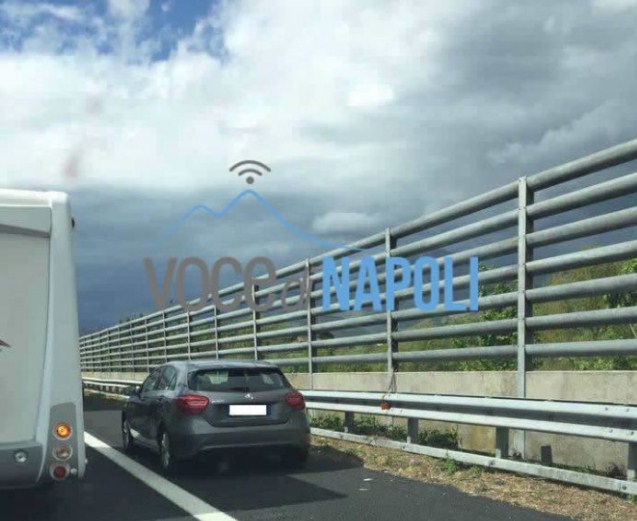 Odissea sulla Napoli-Roma: traffico in tilt da ore. Corsia d'emergenza presa d'assalto