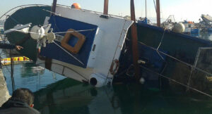 Il peschereccio era dato per disperso. Poi i resti dell'imbarcazione sono stati trovati nel golfo di Gaeta. Recuperato dopo 8 ore il cadavere del capitano