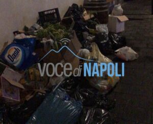 Chiaia, degrado e cumuli di spazzatura in pieno centro