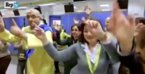 Operatori's karma: il tormentone di Sanremo diventa parodia nelle poste napoletane