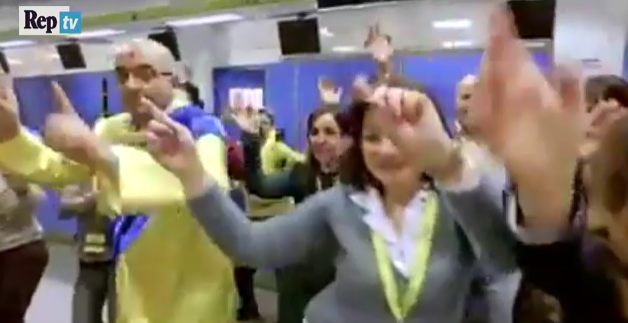 Operatori's karma: il tormentone di Sanremo diventa parodia nelle poste napoletane