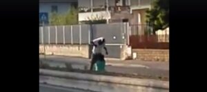 Castel Volturno, coppia fa sesso orale in strada e poi scoppia la rissa