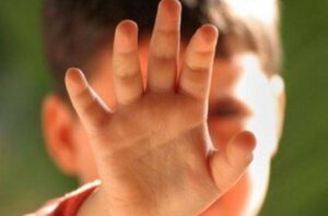 Orrore a Giugliano, ragazzino disabile violentato per anni da branco di 11 minori