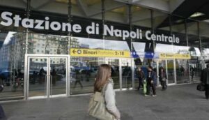 Orrore a Piazza Garibaldi, giovane violentato nel vagone di un treno