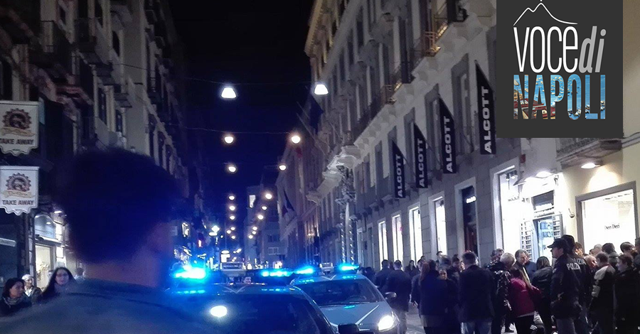 Panico a via Toledo: folla si raggruppa all'esterno del famoso negozio