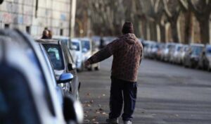 Pozzuoli, carabiniere arresta parcheggiatore abusivo che gli chiede i soldi