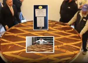 Napoli, ecco la pastiera più grande di sempre: 300 kg per due metri di dolcezza