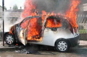 Paura a Casoria: automobile si incendia con conducente dentro