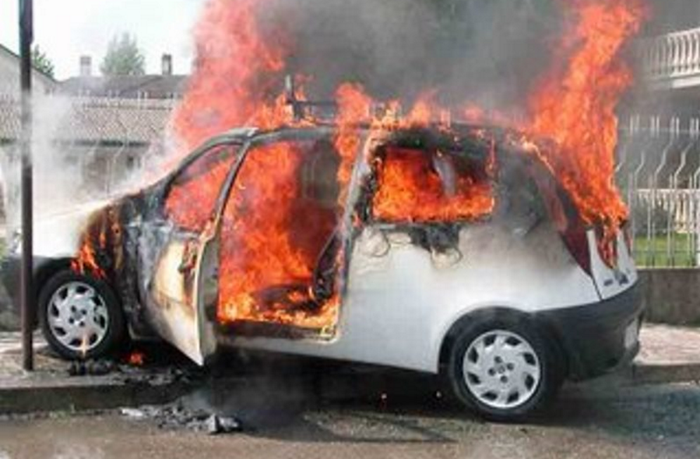 Paura a Casoria: automobile si incendia con conducente dentro