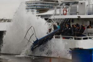Paura a Ischia, aliscafo si schianta contro barche a vela: marinaio ferito gravemente