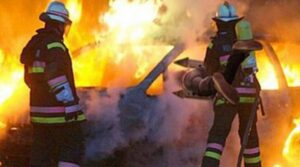 Paura a Napoli, automobile esplode fuori alla Questura