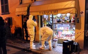Paura ad Afragola: rapinano un tabaccaio e sparano in aria