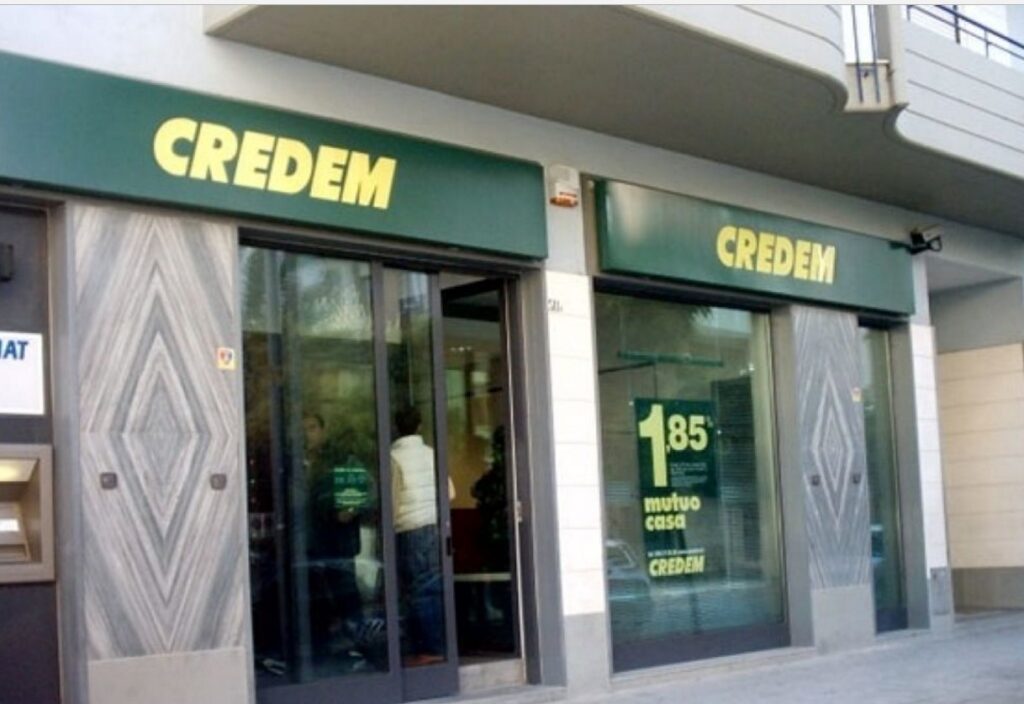 Paura ad Arzano, rapina in banca con colpi di pistola