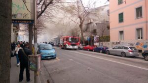 Paura al Vomero, in fiamme il pub 'Napoli Centrale': tutta la zona intossicata