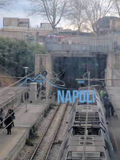 Paura alla stazione Salice della circumvesuviana, si incendia un treno