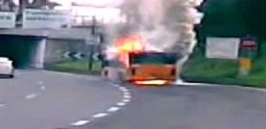 Paura nel Napoletano: autobus in fiamme con 78 persone a bordo