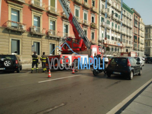 Paura sul lungomare di Napoli, caduta calcinacci a Via Caracciolo