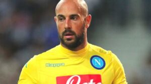 Pepe Reina lascia la Spagna e torna a Napoli: brutte notizie per il portiere