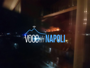 Incendio a Pianura, fiamme nel campo sportivo Astroni