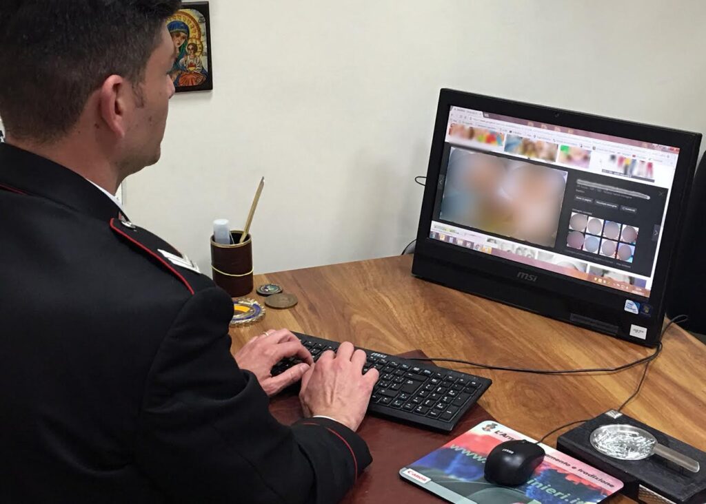 Pianura, adescava minori sui social per farsi inviare video erotici. Decisivo il racconto di una vittima