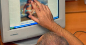 Pianura, adescava minori sui social per farsi inviare video erotici. Decisivo il racconto di una vittima