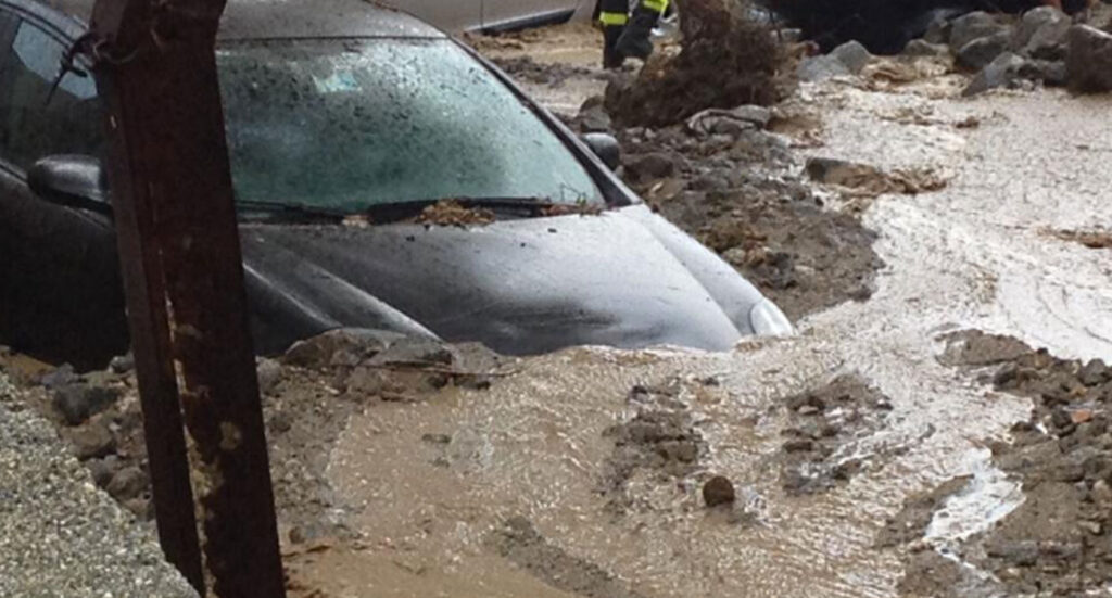 Pioggia nel napoletano, fango e viabilità bloccata in diversi quartieri