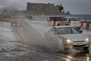 Meteo Napoli, domenica di pioggia. Martedì torna l'estate