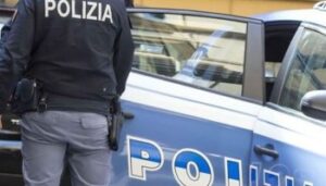 Il cane abbaia e lui gli schiaccia la testa per il fastidio: orrore a Frattamaggiore