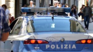 Giugliano, frattura la gamba alla madre e la chiude in casa: arrestato