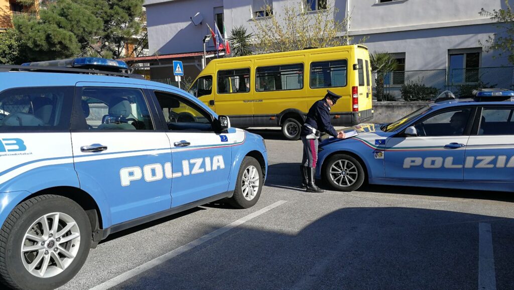 Benevento, la stradale ferma uno scuolabus: l'autista era ubriaco