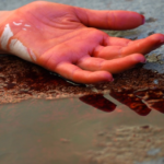 Lascia un messaggio alla moglie scritto con il sangue e si toglie la vita