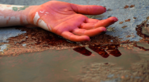 Lascia un messaggio alla moglie scritto con il sangue e si toglie la vita