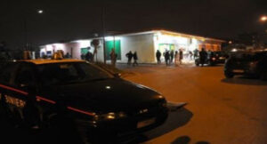 Pozzuoli, due uomini armati arrivano in un cantiere di un supermercato e iniziano a sparare