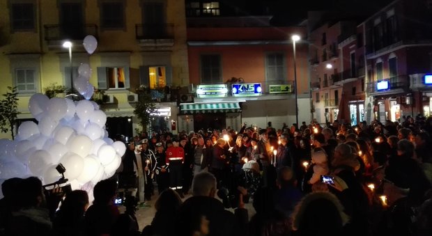Pozzuoli, fiaccolata contro la violenza sulle donne per Carla