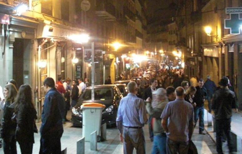 Pozzuoli, maxirissa nei vicoli della movida: giovane indemoniato ferisce 2 vigili