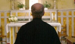 Caso don Mottola: denunciare subito alla magistratura. Diocesi negligente