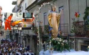 Tragedia nel salernitano, turista muore schiacciato durante la processione