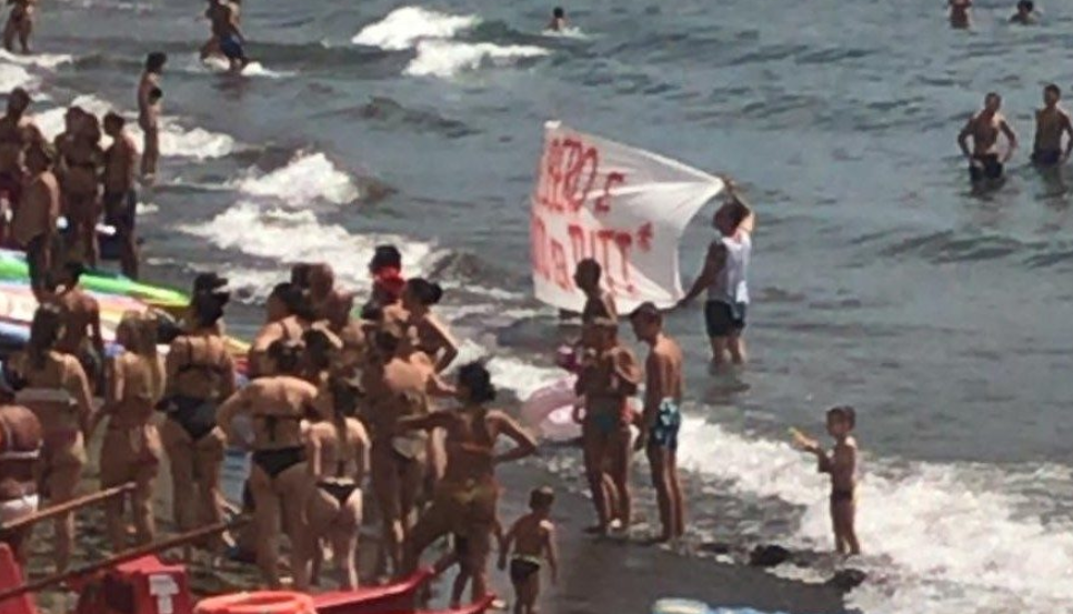 Tensioni in un lido di Napoli, invasione di persone che manifestano